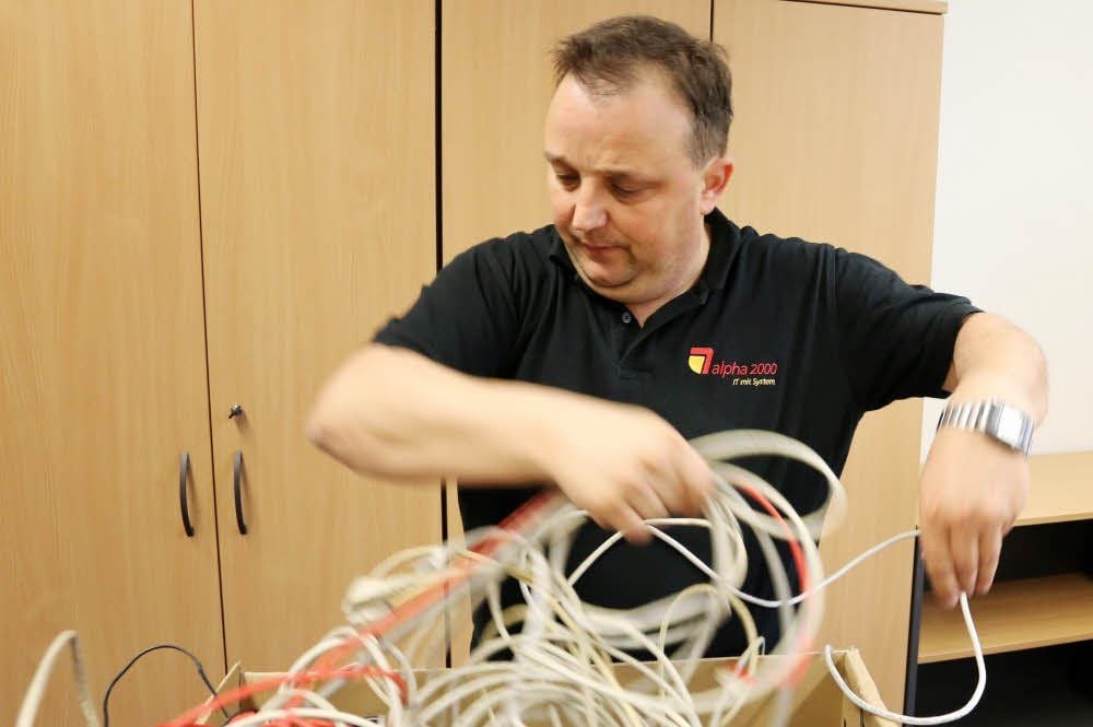 Techniker Olaf Thieme kämpft mit den Kabeln.