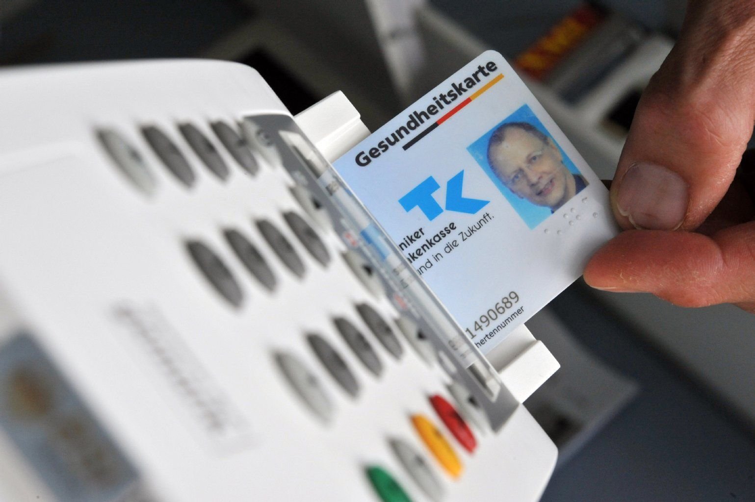 Eine elektronische Gesundheitskarte der Techniker Krankenkasse steckt in einem Lesegerät.