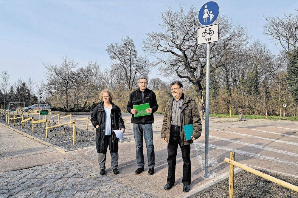 Bärbel Schneider, Wolfgang Zoeger und Reinhard Priem auf dem Vorplatz der Schule. Sie ärgern sich auch über die auf dem Parkstreifen in der Schillerstraße gefällten Bäume, deren Stumpfe Parkplätze unpassierbar machen.