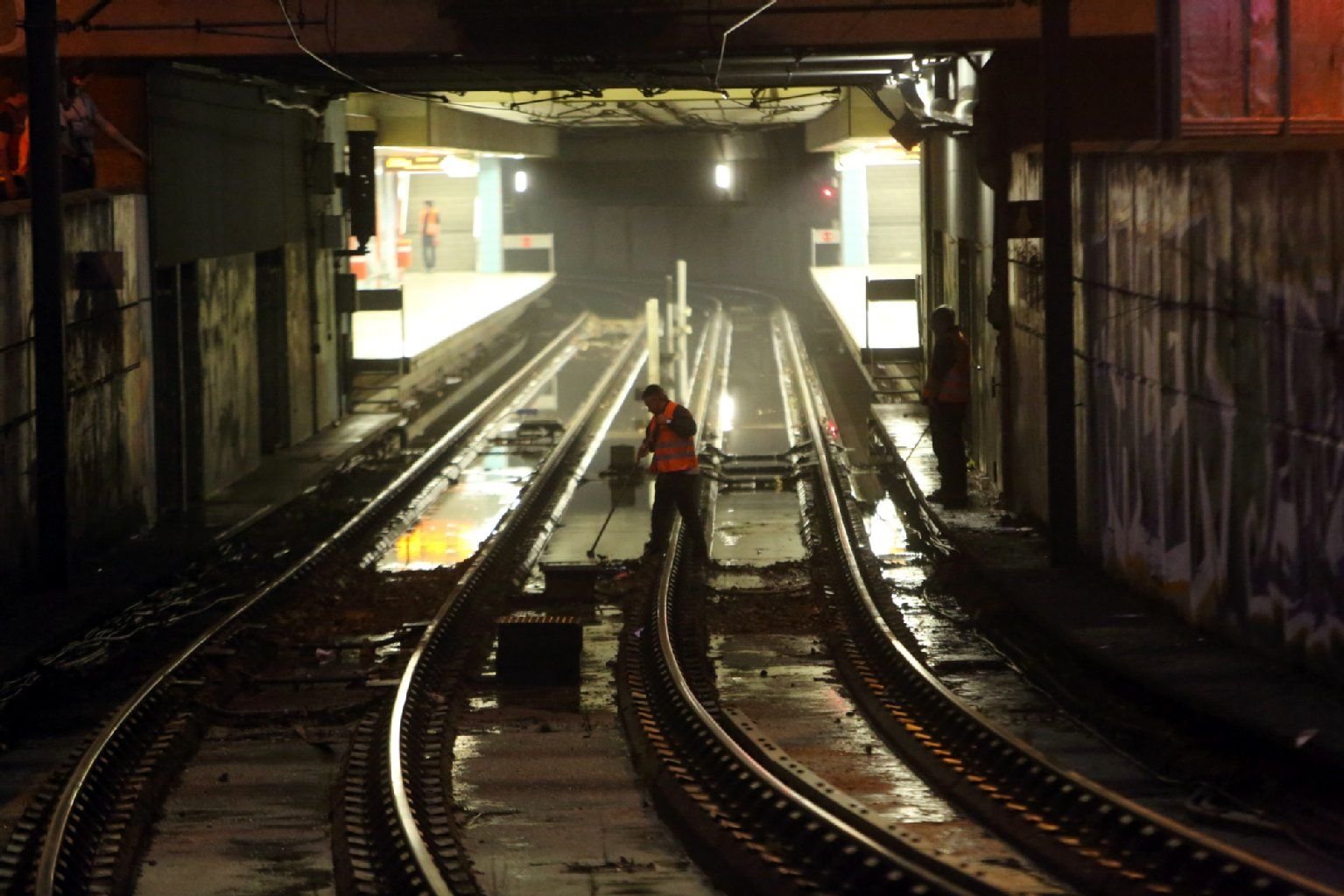 Ein heftiges Unwetter hat in der Nacht zum Freitag in Köln Keller voll laufen und Äste abknicken lassen. Auch die U-Bahn-Haltestelle Geldernstraße in Nippes wurde überschwemmt.
