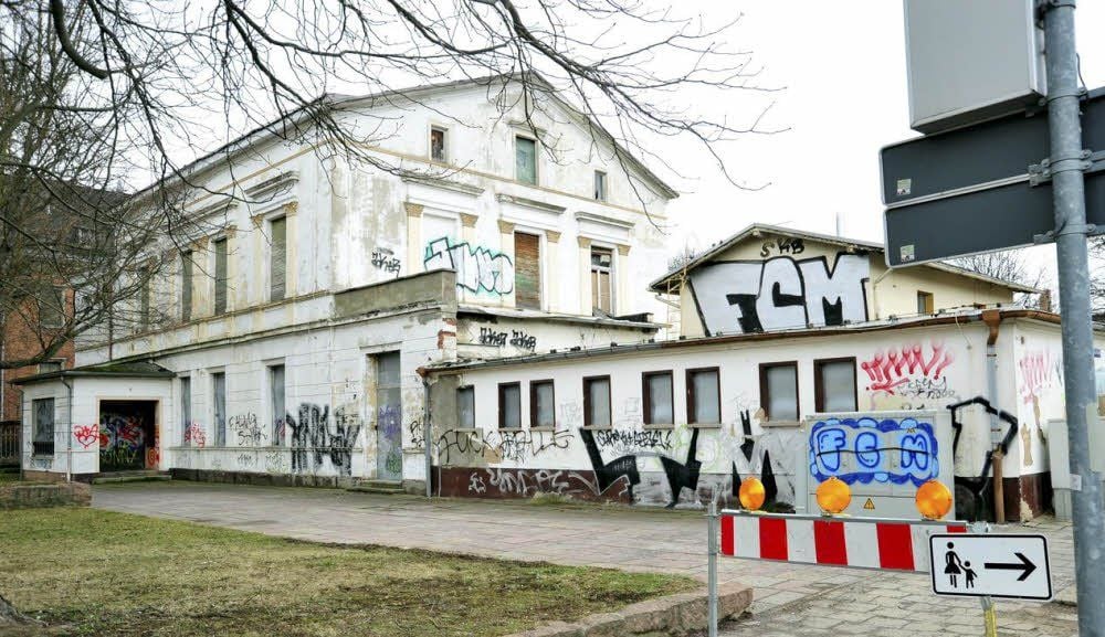 Seit zwei Jahrzehnten ungenutzt, die Fassade beschmiert, Ziel von Vandalismus - das Makarenko-Haus wird ab kommenden Montag aus dem Stadtbild verschwinden.