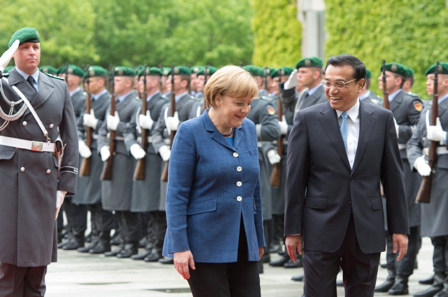 Bundeskanzlerin Angela Merkel (CDU) begrüßt Chinas Ministerpräsident Li Keqiang vorm Bundeskanzleramt in Berlin mit militärischen Ehren.