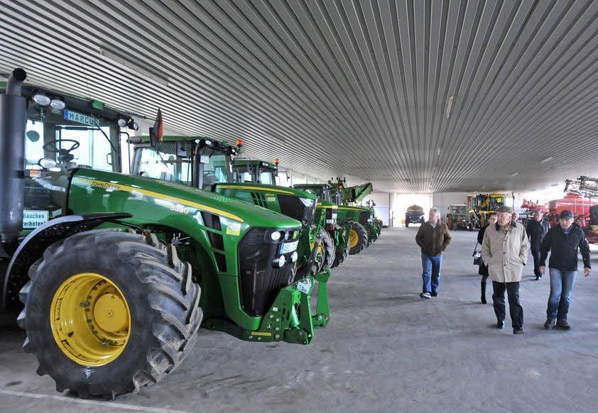 Imposant ist die Technik, die ein Landwirt für seine Arbeit so braucht.