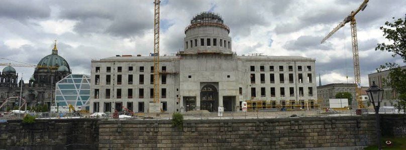 Juni 2015: Das Schloss ist im Rohbau fertig, an der Kuppel wird noch gearbeitet. Im Erdgeschoss, hinter dem Gerüst rechts im Bild, werden die ersten Barockelemente der Fassade montiert.