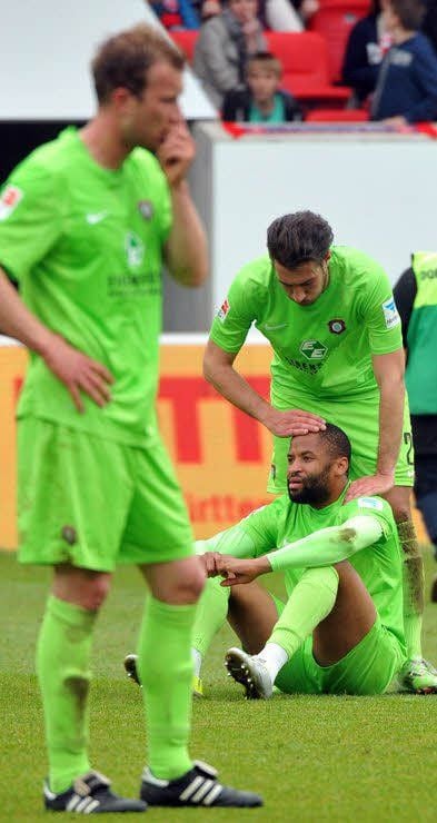 Aues Spieler Thomas Paulus, Romario Kortzorg und Mike Könnecke (v. l.) sind maßlos enttäuscht.