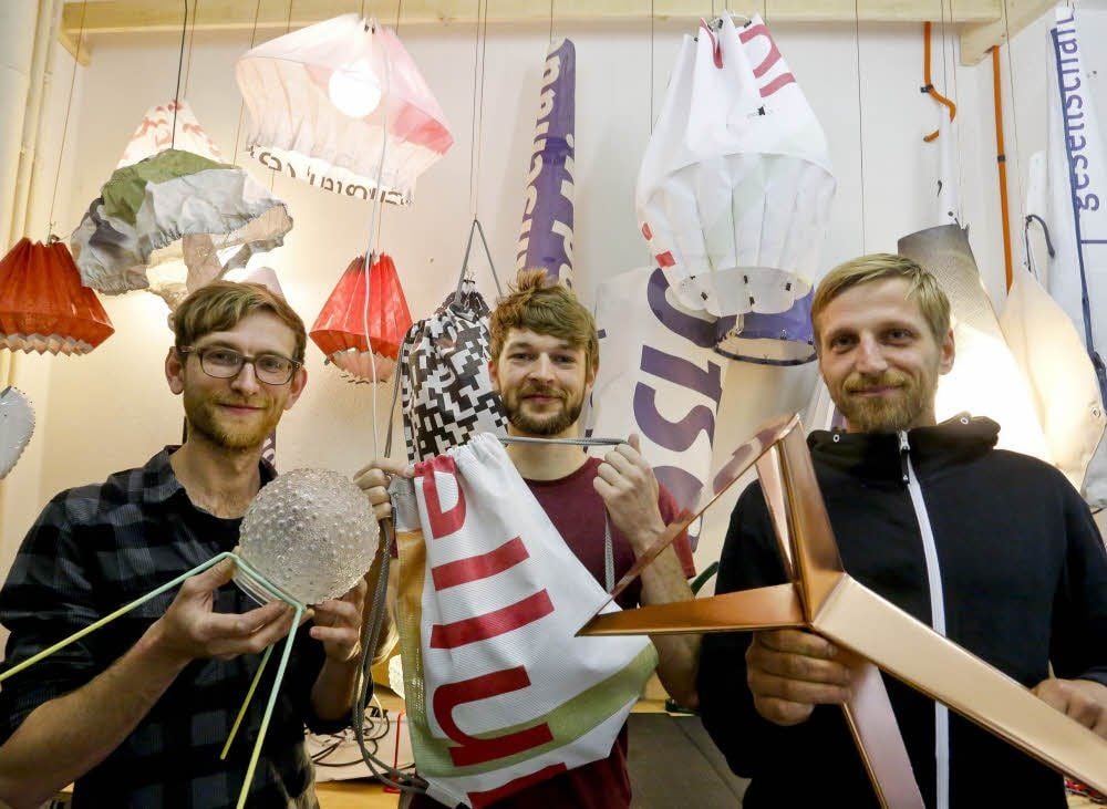 Juri Spetter, Tom Hambrock und Heinrich Gade (von links) stellen ihre Designobjekte ab Sonntag in der Galerie Rauminhalt aus.
