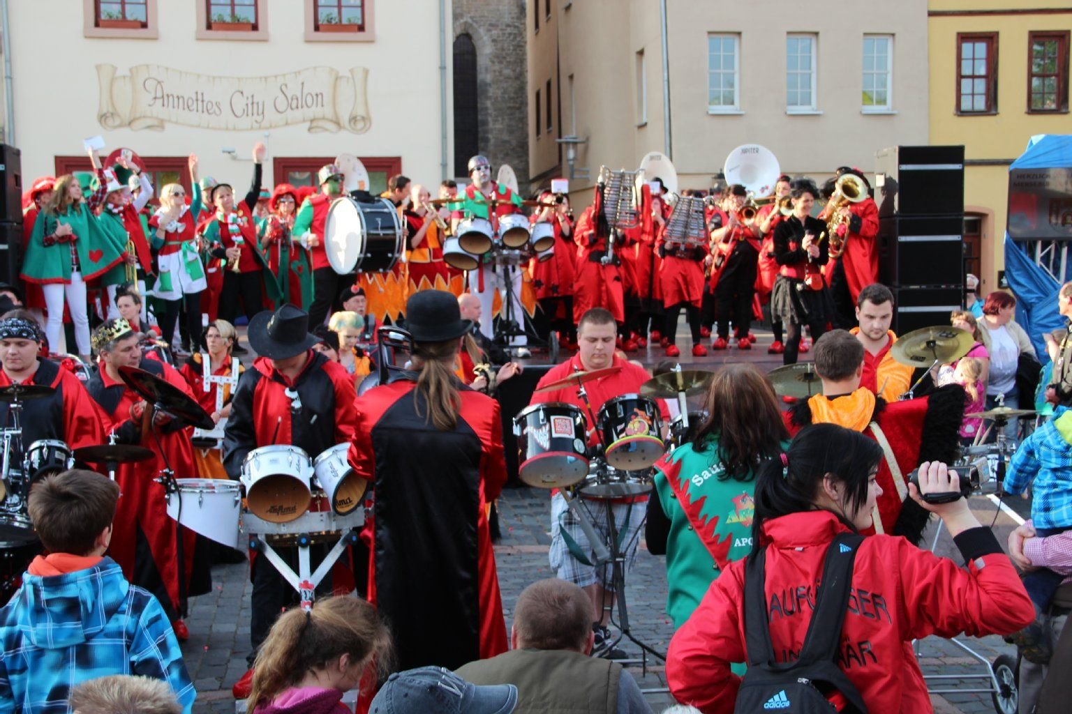 Das vierte Merseburger Guggemusikfestival zog wieder rund 1000 Menschen auf den Marktplatz.