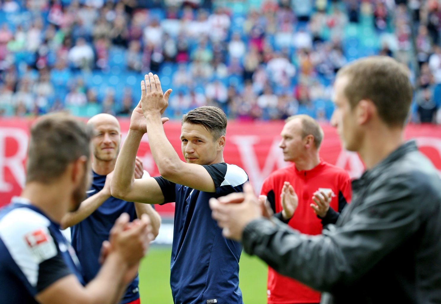 Daniel Frahn wird vor dem Spiel verabschiedet.