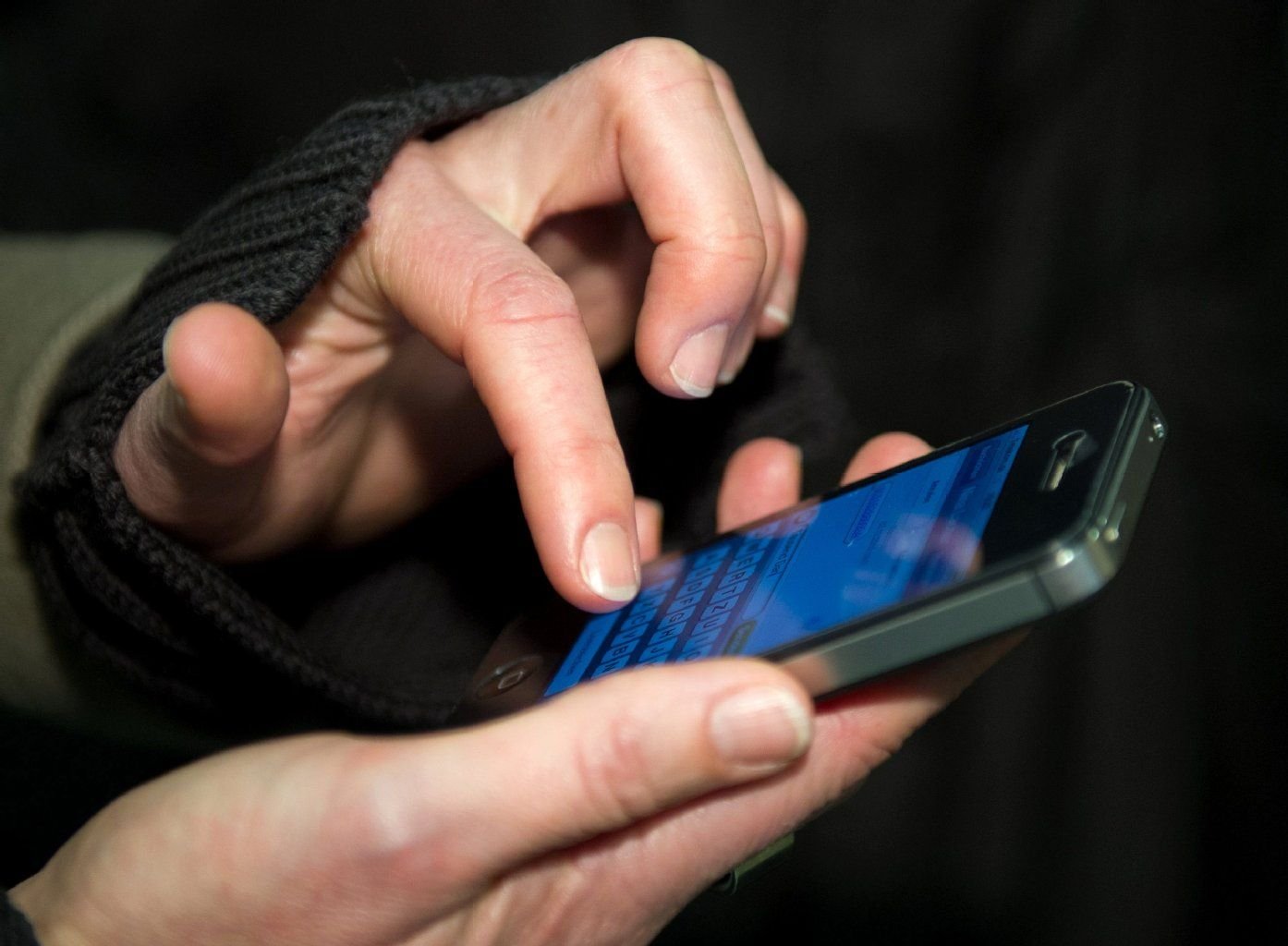 Versicherungen per Smartphone abzuschließen, ist einfach und bequem. Doch der Schutz, den solche Kurzzeit-Policen bieten, sollte genau geprüft werden.