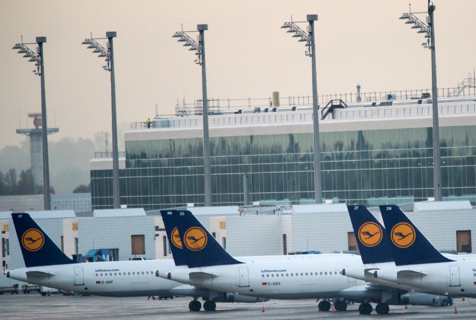Flugzeuge stehen an den Gates auf dem Flughafen in München (Bayern).