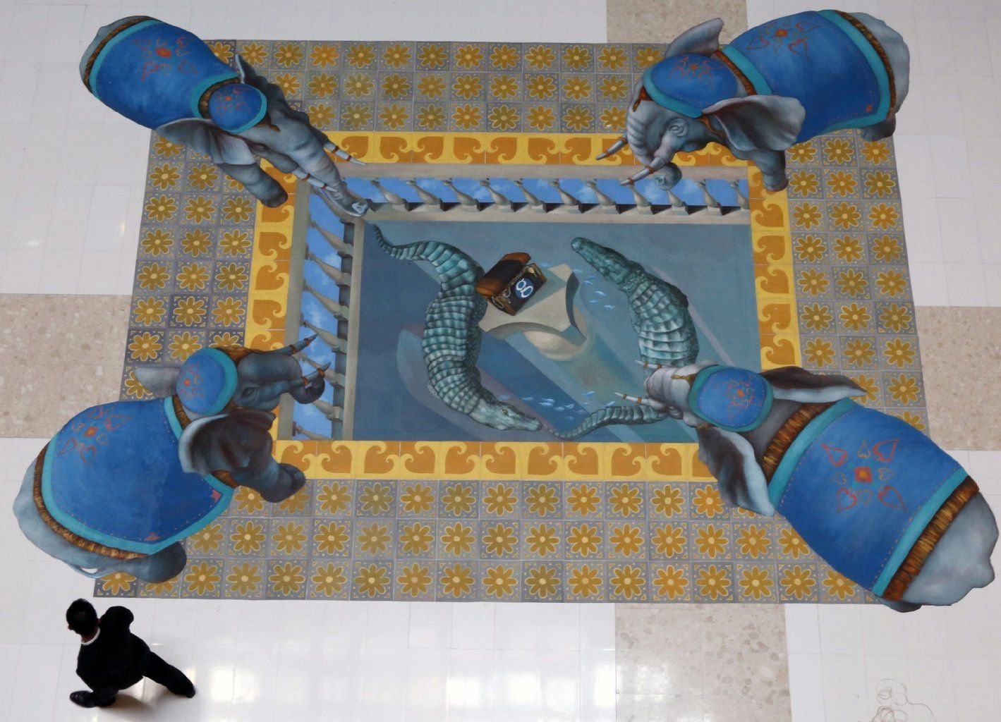 Ein Sicherheitsmann läuft an einer dreidimensionalen Installation der amerikanischen Künstlerin Julie Kirk Purcell vorbei.