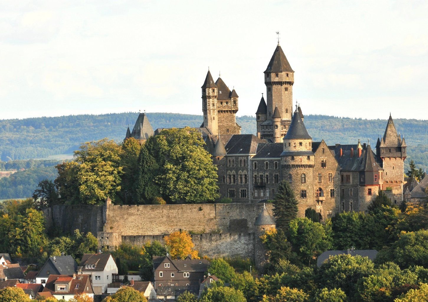 Imposant thront das Schloss Braunfels über der gleichnamigen Stadt.