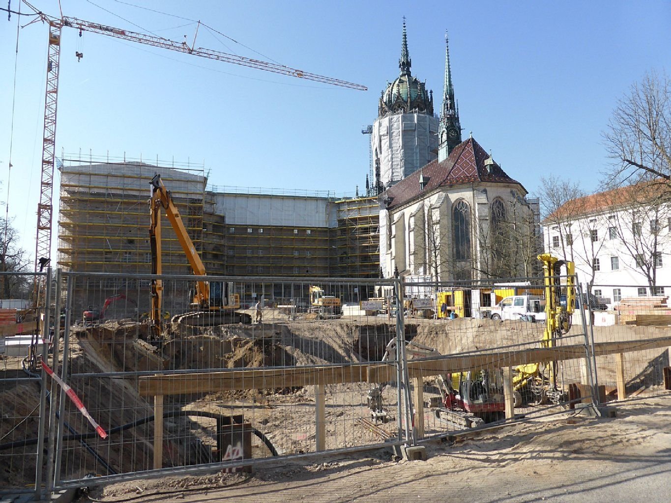 Es geht voran: Peter Pannicke zeigt Bilder von der Baustelle am Schlosshof in Wittenberg.