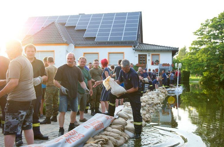 Ein überflutetes Haus in Wust (Landkreis Stendal) während des Hochwassers 2013.