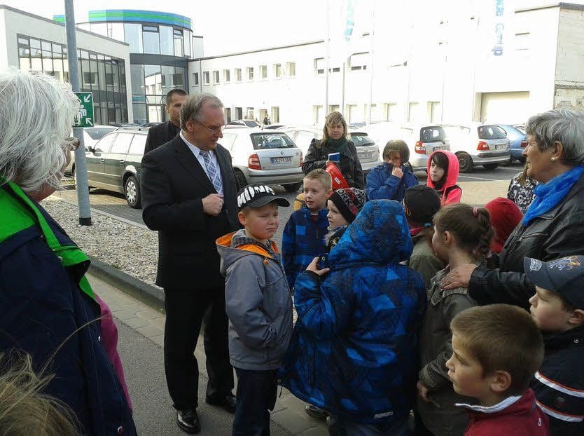 Ministerpräsident Reiner Haseloff im Gespräch mit Lehrerinnen und Grundschülern aus Weißandt-Gölzau.