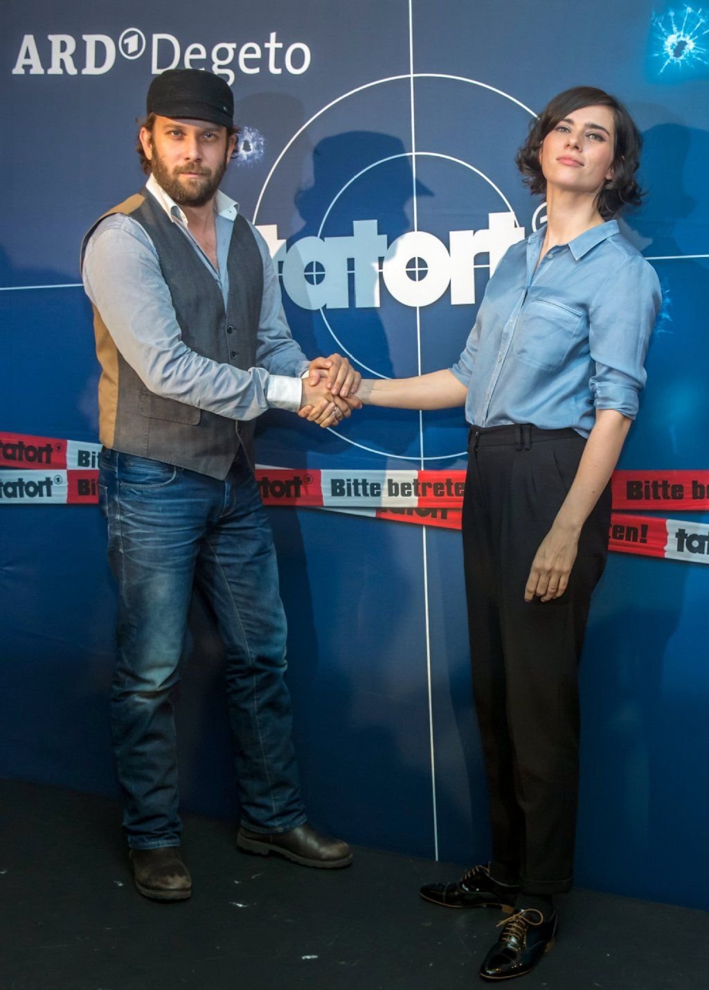Die Kommissare des Weimarer Tatorts posieren vor dem Serienlogo.
