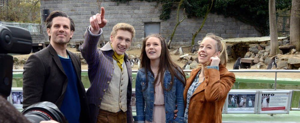 Für die TV-Serie „Binny und der Geist“ drehen derzeit Steffen Groth, Johannes Hallervorden, Merle Juschka und Katharina Kaali ( v. l.) im halleschen Bergzoo.