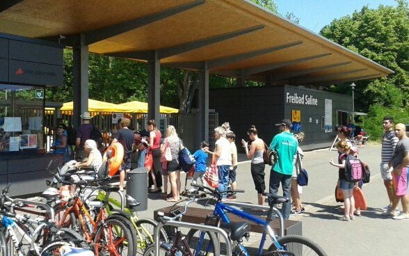 Im Freibad Saline in Halle hatte eine Sechsjähriger am Samstag einen schweren Badeunfall.
