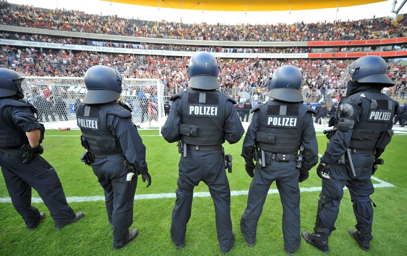 Polizeikräfte bei einem Einsatz in einem Bundesliga-Stadion.