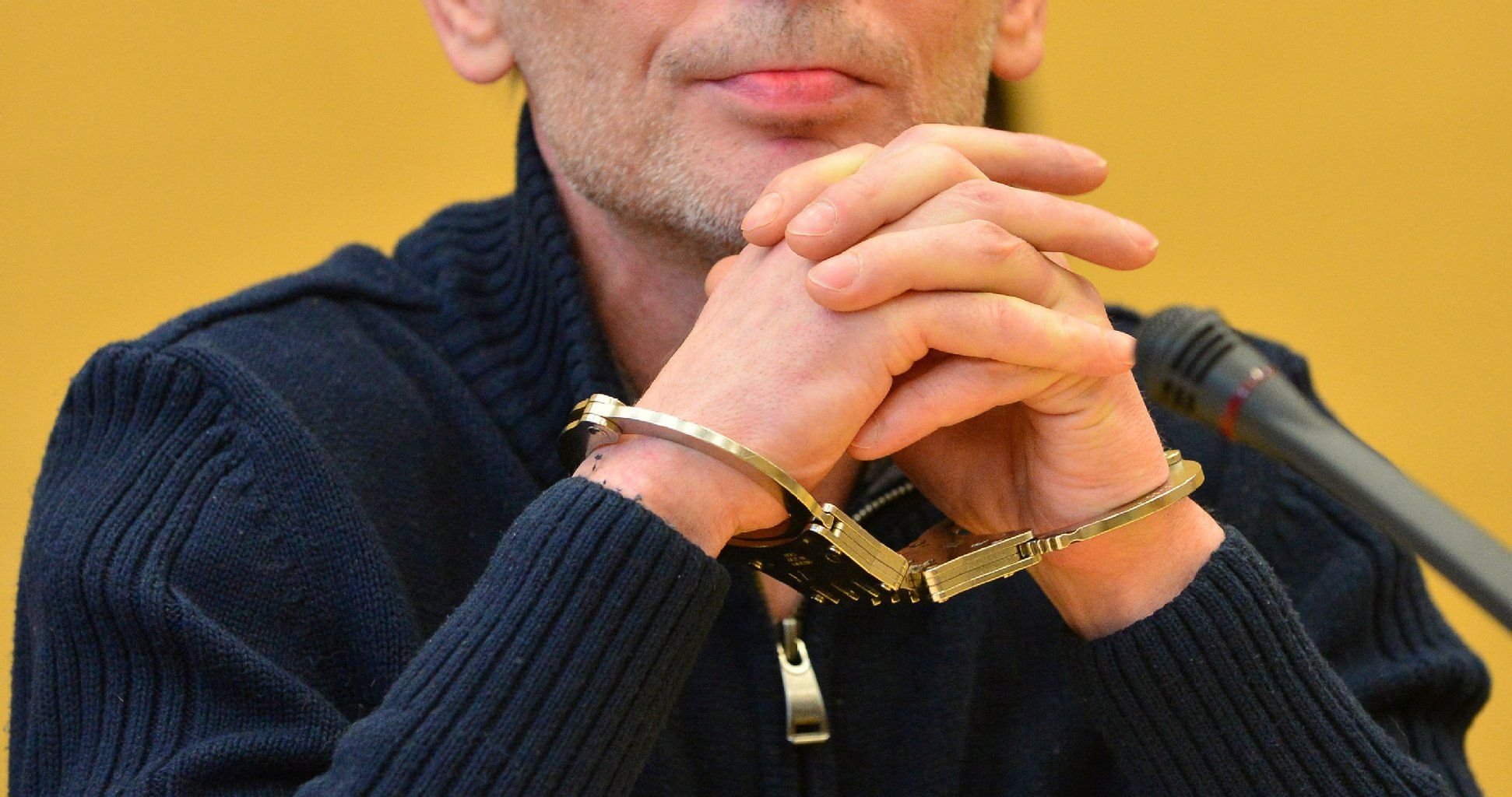Der Angeklagte Matthias R. wartet im Landgericht in Meiningen (Thüringen) in Handschellen auf den Beginn der Verhandlung.