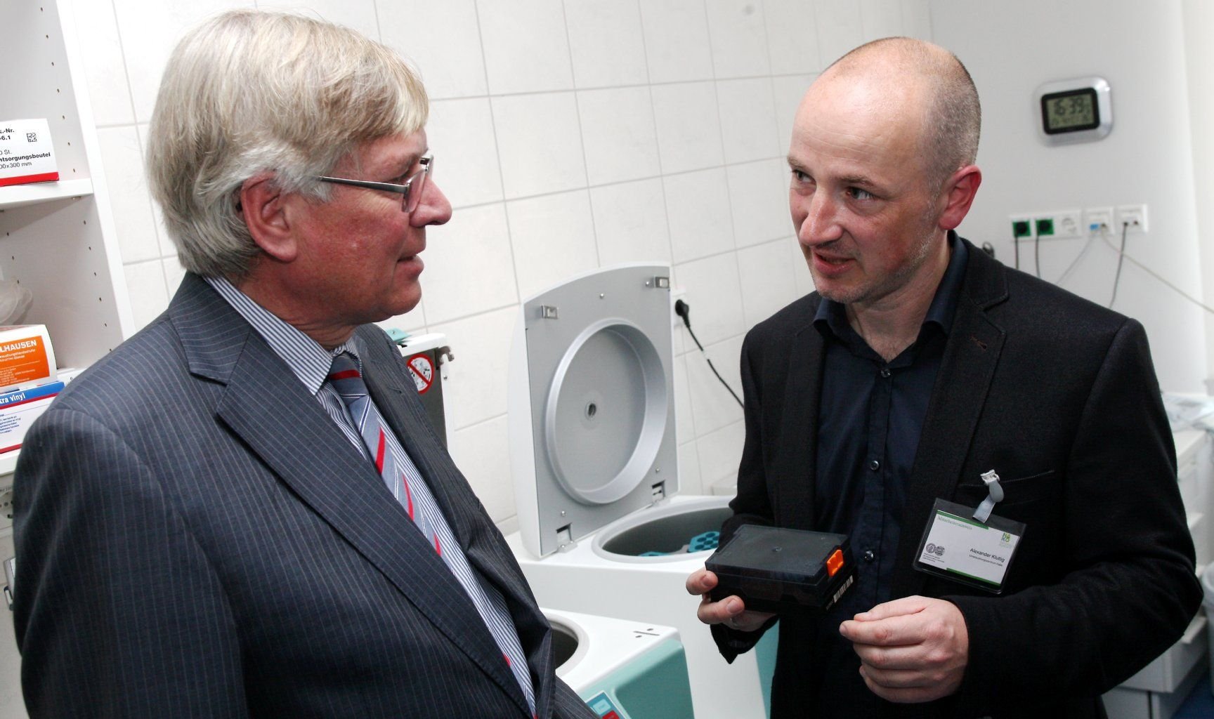 Alexander Kluttig, Leiter des Studienzentrums, führt Minister Hartmut Möllring durch das Zentrum und erklärt die Prozessierung und Lagerung von Bioproben.