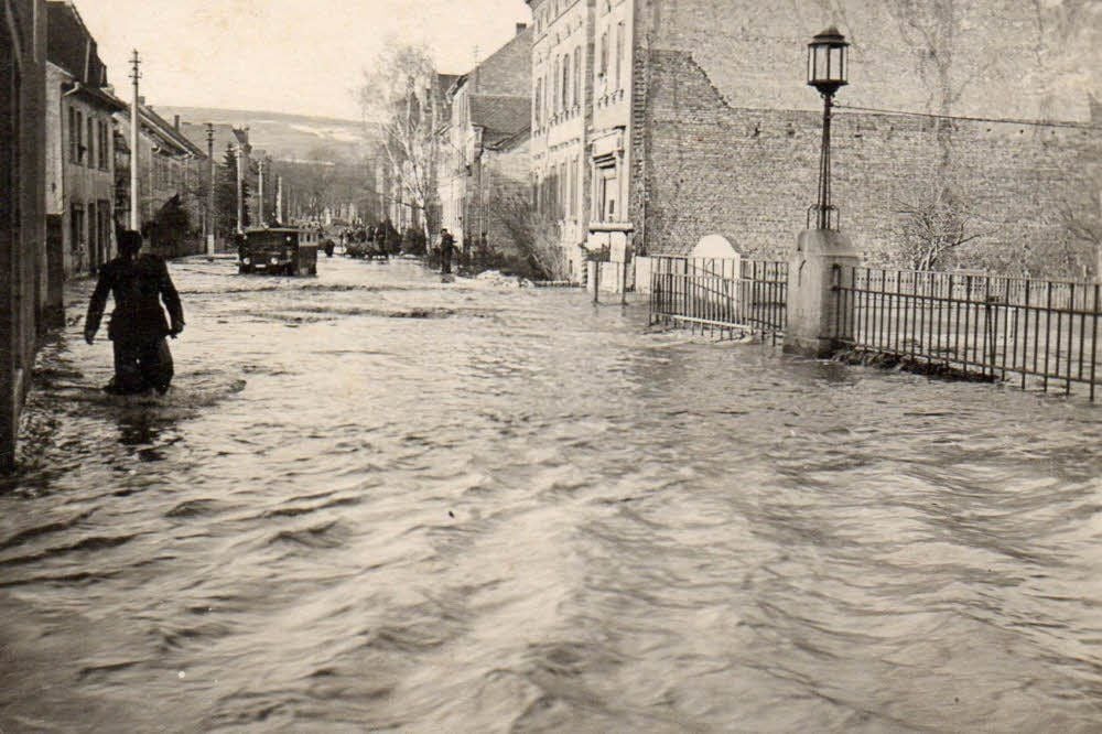 Das Hochwasser in der heutigen Rudolf-Breitscheid-Straße.