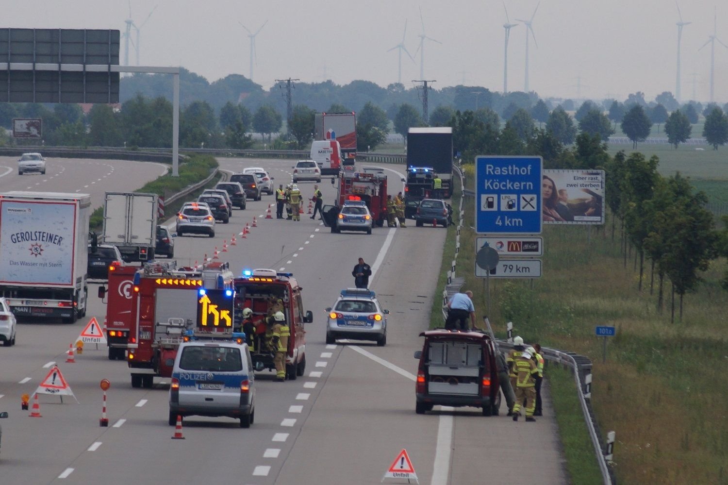 Nach dem Unfall war die A9 auf zwei Fahrstreifen gesperrt.