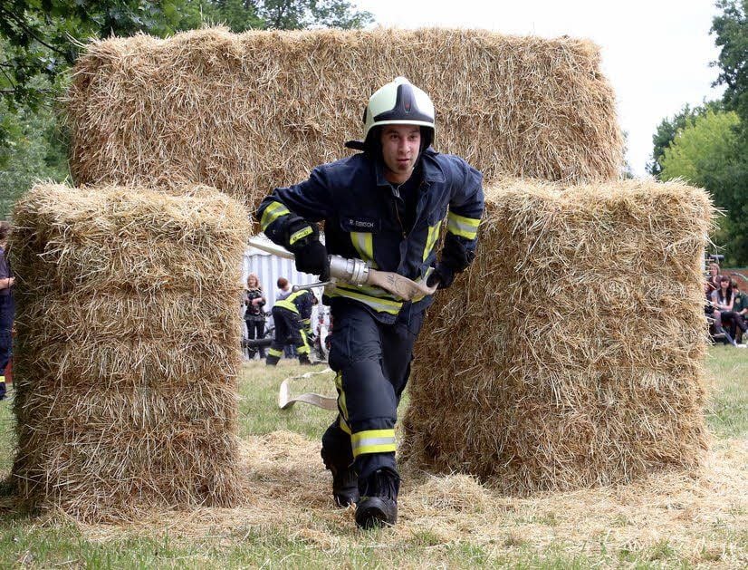 Erstmal ging’s in die Hosen und dann an die Spritze beim Feuerwehrwettkampf in Kleindröben.