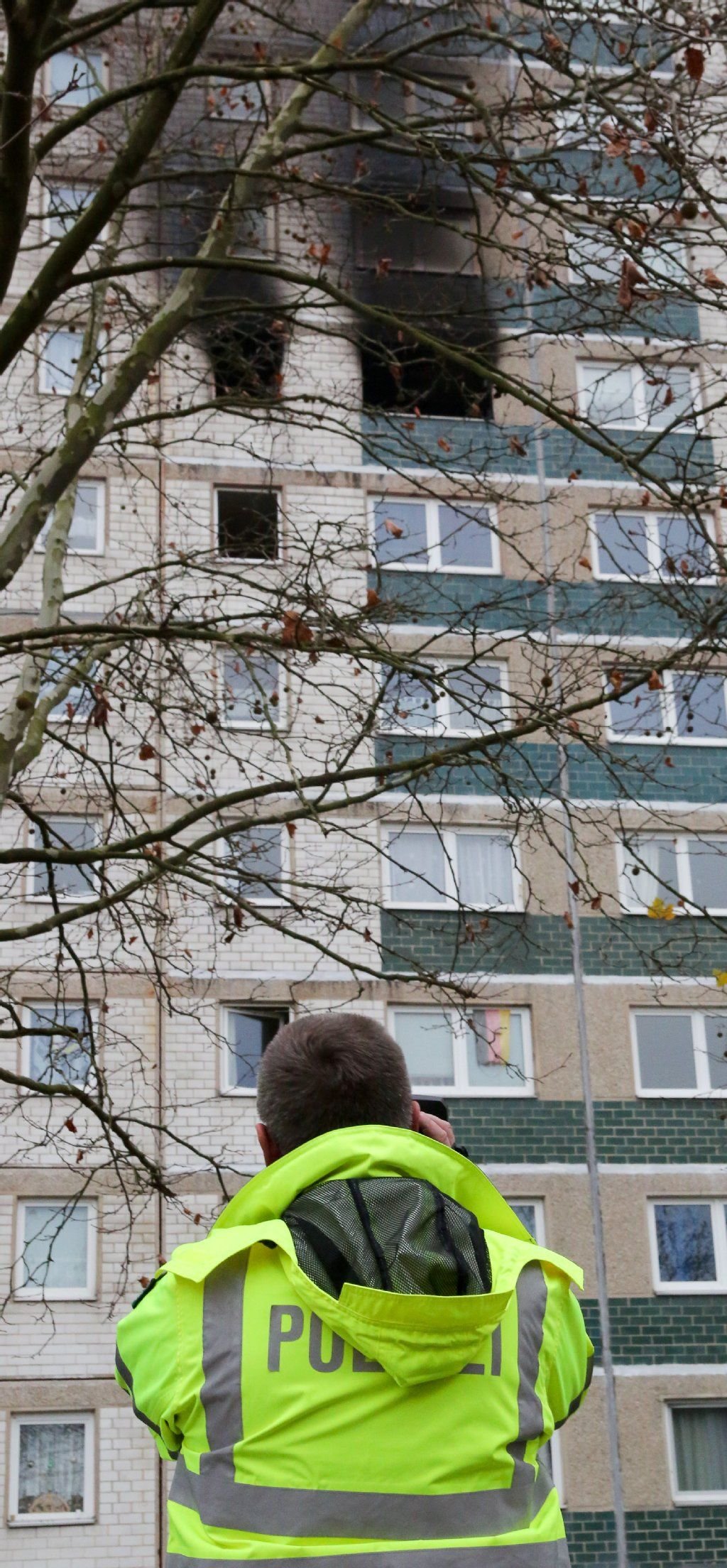 Die verrußten Fenster der ausgebrannten Unglückswohnung in der Grenobler Straße.
