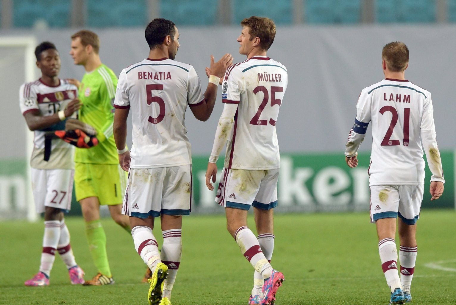 Die Bayern-Spieler freuen sich über den Sieg in Moskau.