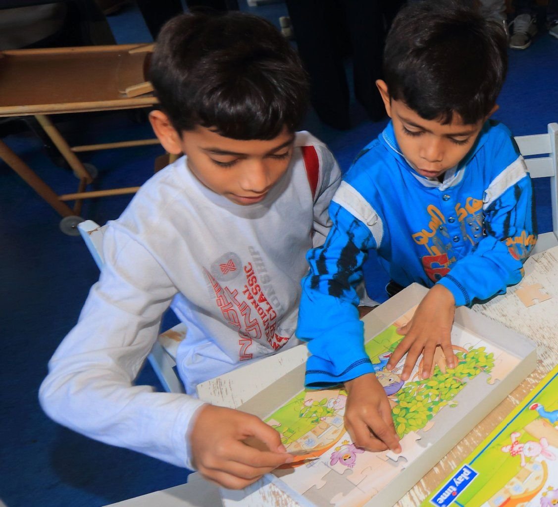 Indische Kinder spielen am 13.01.2015 in der Zentralen Anlaufstelle für Asylbewerber des Landes Sachsen-Anhalt (ZAST) in Halberstadt (Sachsen-Anhalt). Immer mehr Menschen aus Kriegs- und Krisenregionen suchen Zuflucht.