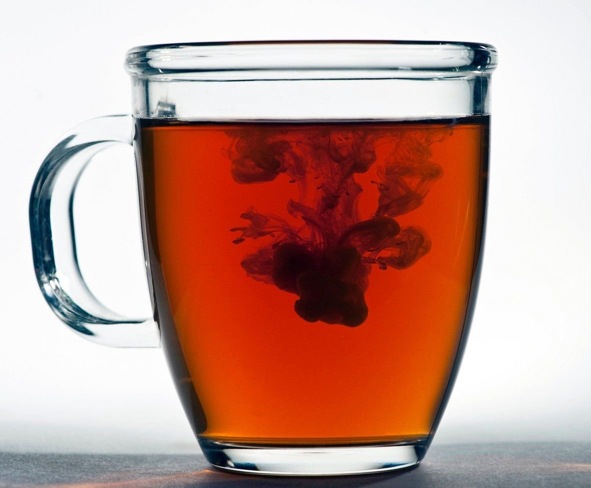 Tee-Liebhaber aufgepasst: Schwarzer Tee wie Darjeeling oder Ceylon Assam ist oft mit Schadstoffen belastet.