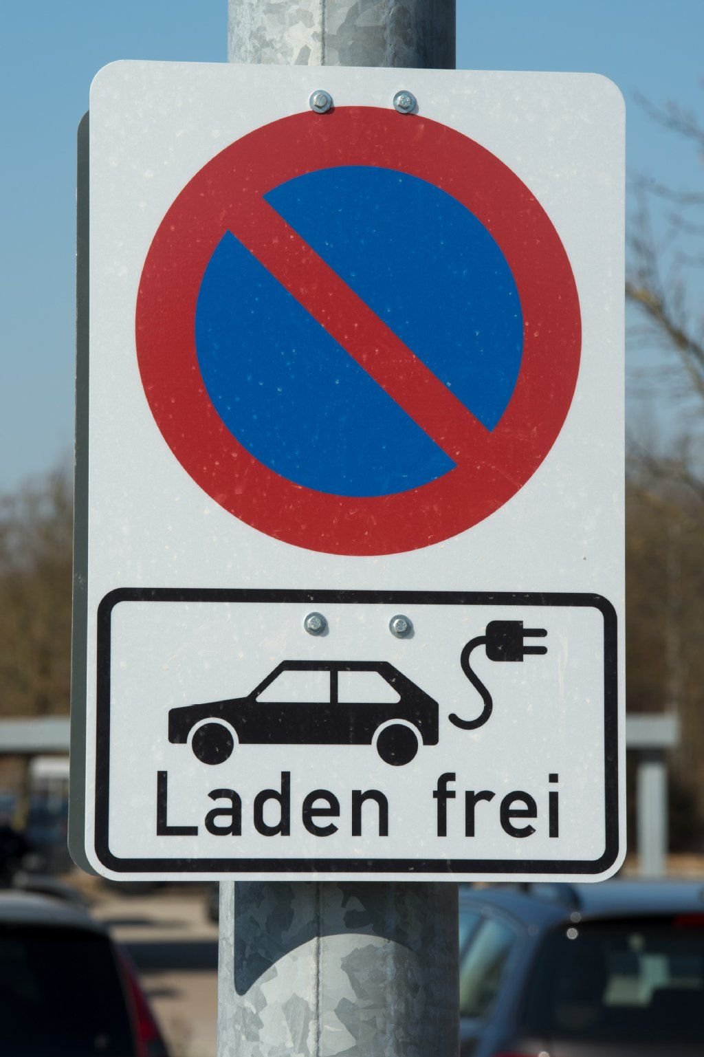 Ein Schild mit der Aufschrift "Laden frei" steht am 13.03.2014 in Regensburg auf einem Parkplatz.