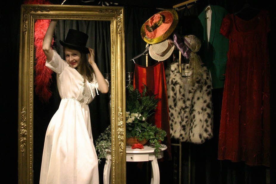 Braut mit Zylinder? Schauspielerin Tina Schröder posiert im Theaterfundus für den Fotografen.