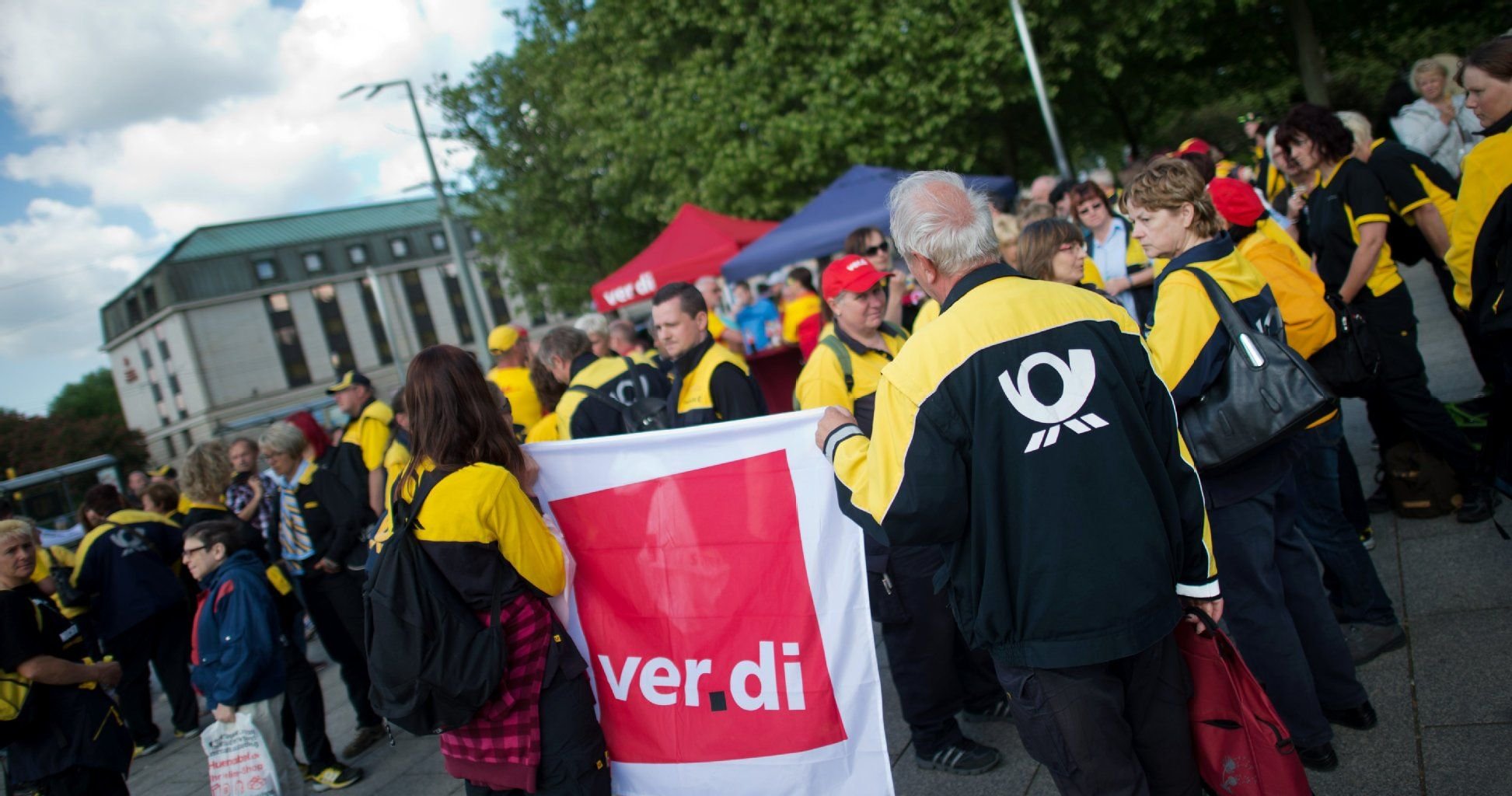 Mitarbeiter der Post bei einem Warnstreik im Mai in Dresden