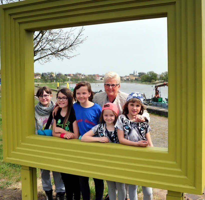 Eingerahmt: Junge Besucherinnen des Hafenfestes mit Bürgermeisterin Doris Berlin vor der Coswiger Stadtkulisse