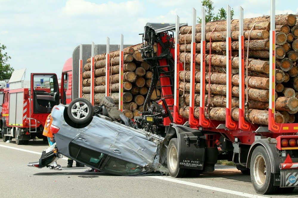 Auf der Autobahn 38 an der Anschlussstelle Sangerhausen West ist ein VW Golf mit einem Lastzug kollidiert.