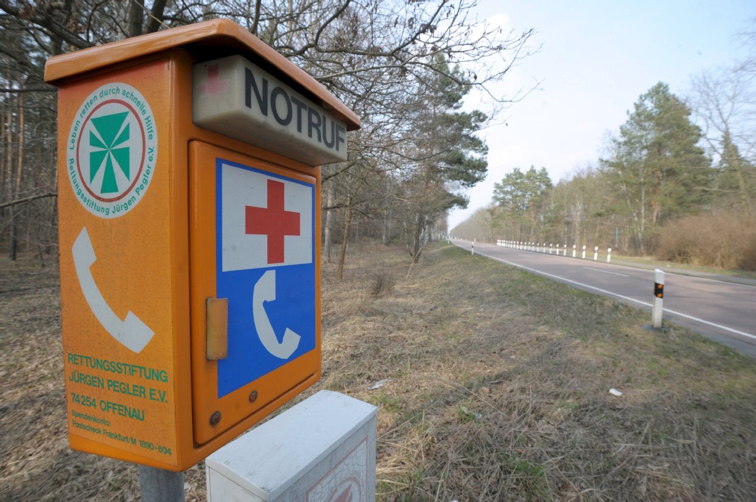 Eine Notrufsäule steht bei Dessau-Roßlau am Straßenrand.