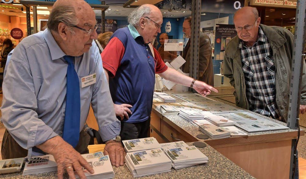 Egbert Müller und Peter Hoffmann vom Briefmarkenverein sind begeistert in Aktion.