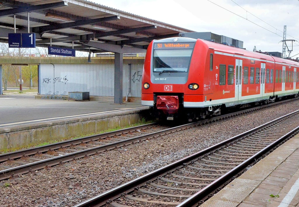 Die S-Bahn fährt im Bahnhof Stendal-Stadtsee ein. Täglich steigen hier 500 Fahrgäste ein oder aus.