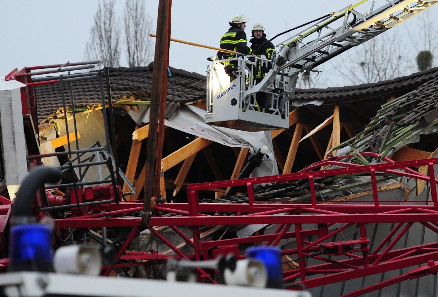 Von einer Drehleiter aus inspizieren Feuerwehrleute das Innere eines Aldi-Marktes in Bad Homburg.