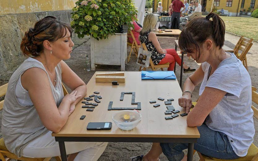 Wann nimmt man sich schon mal Zeit für ein Dominospiel? Am Sonntagnachmittag war im Schlossgarten Zeit und Gelegenheit dafür.