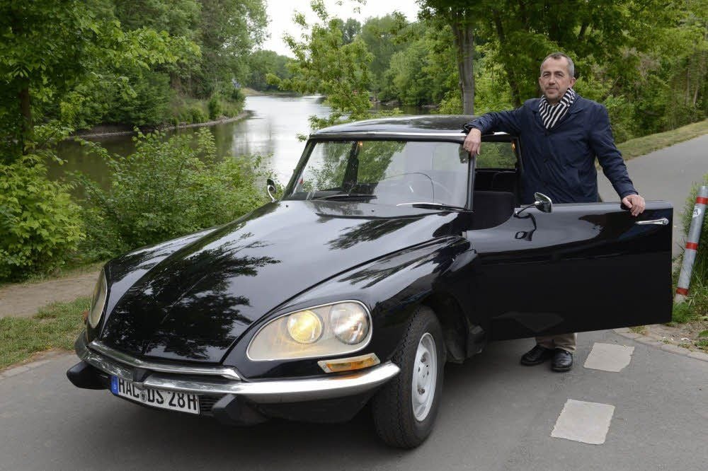 Thomas Dietzsch parkt seinen Citroën DS schon mal zur Probe am Saaleufer. Am Sonntag ist der Oldtimer neben vielen anderen am Pfälzer Ufer zum „Classic Picnic“ zu bewundern.