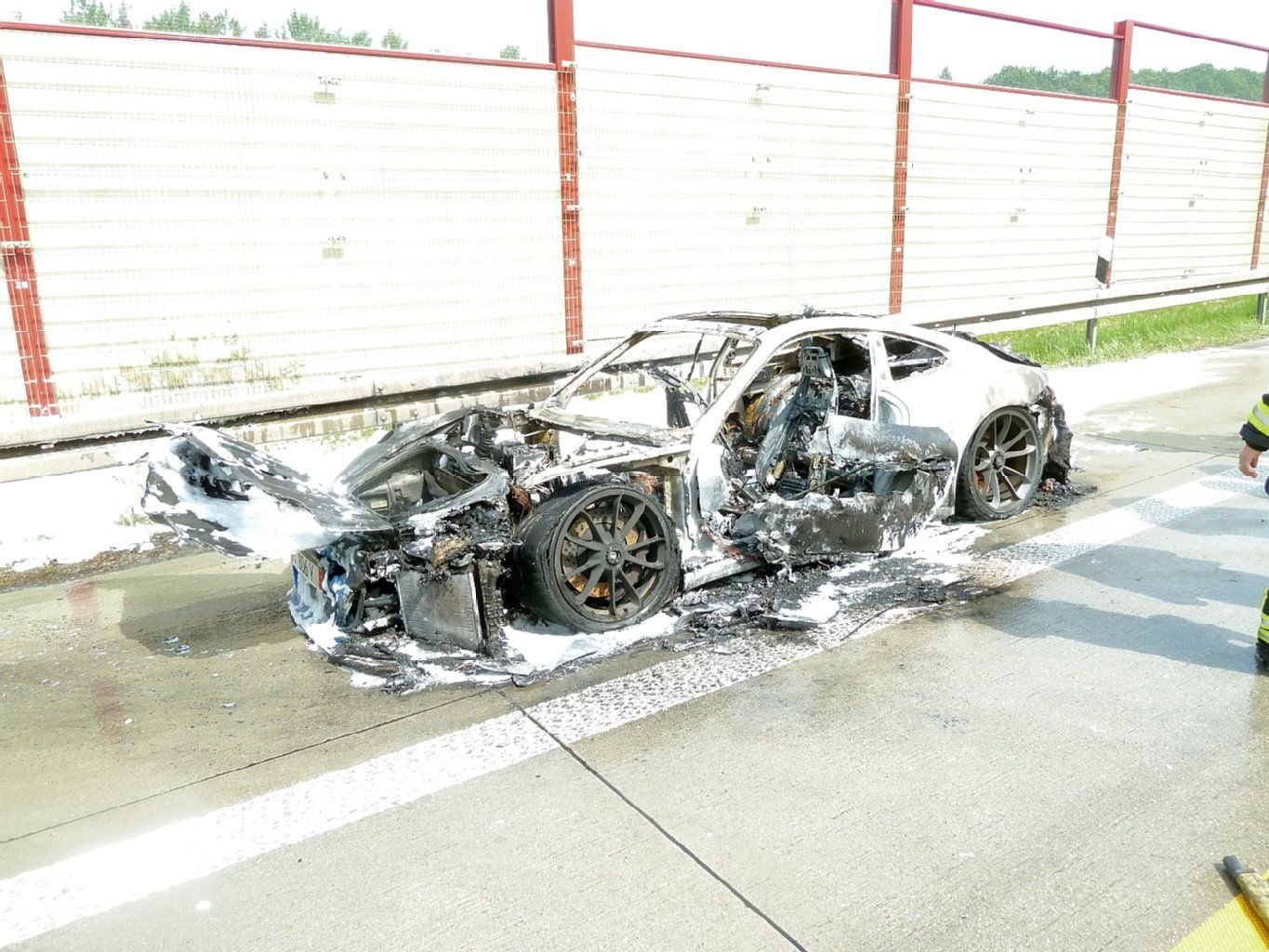 Ausgebrannter Porsche auf der A9