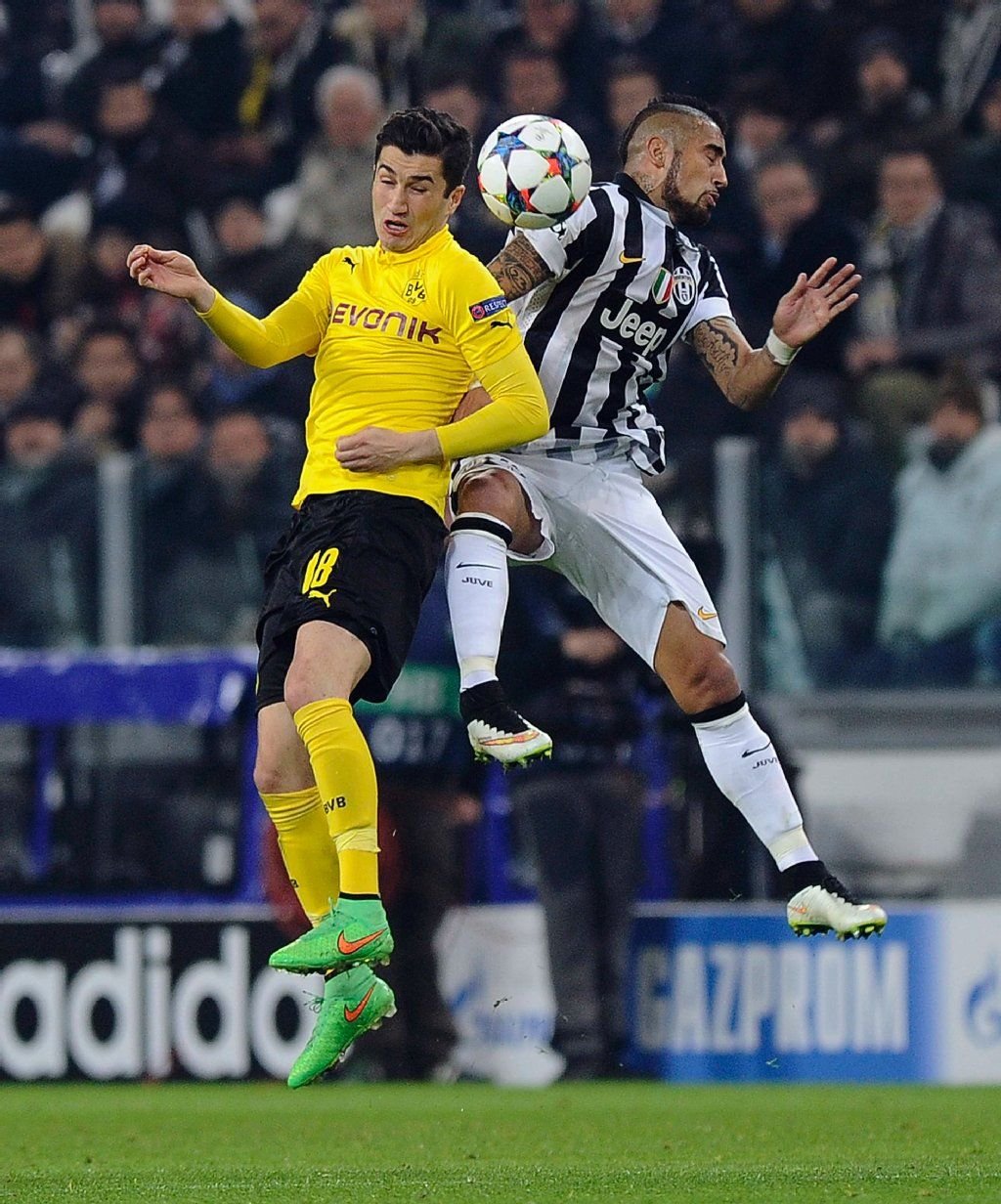 Nuri Sahin (l.) im Kopfballduell gegen Arturo Vidal.