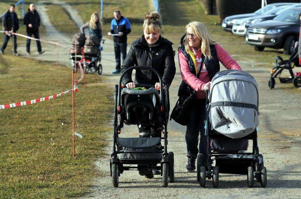 Christine Arnold und Evelyn Schellenberg freuten sich mit ihren Söhnen über den Sonnenschein.