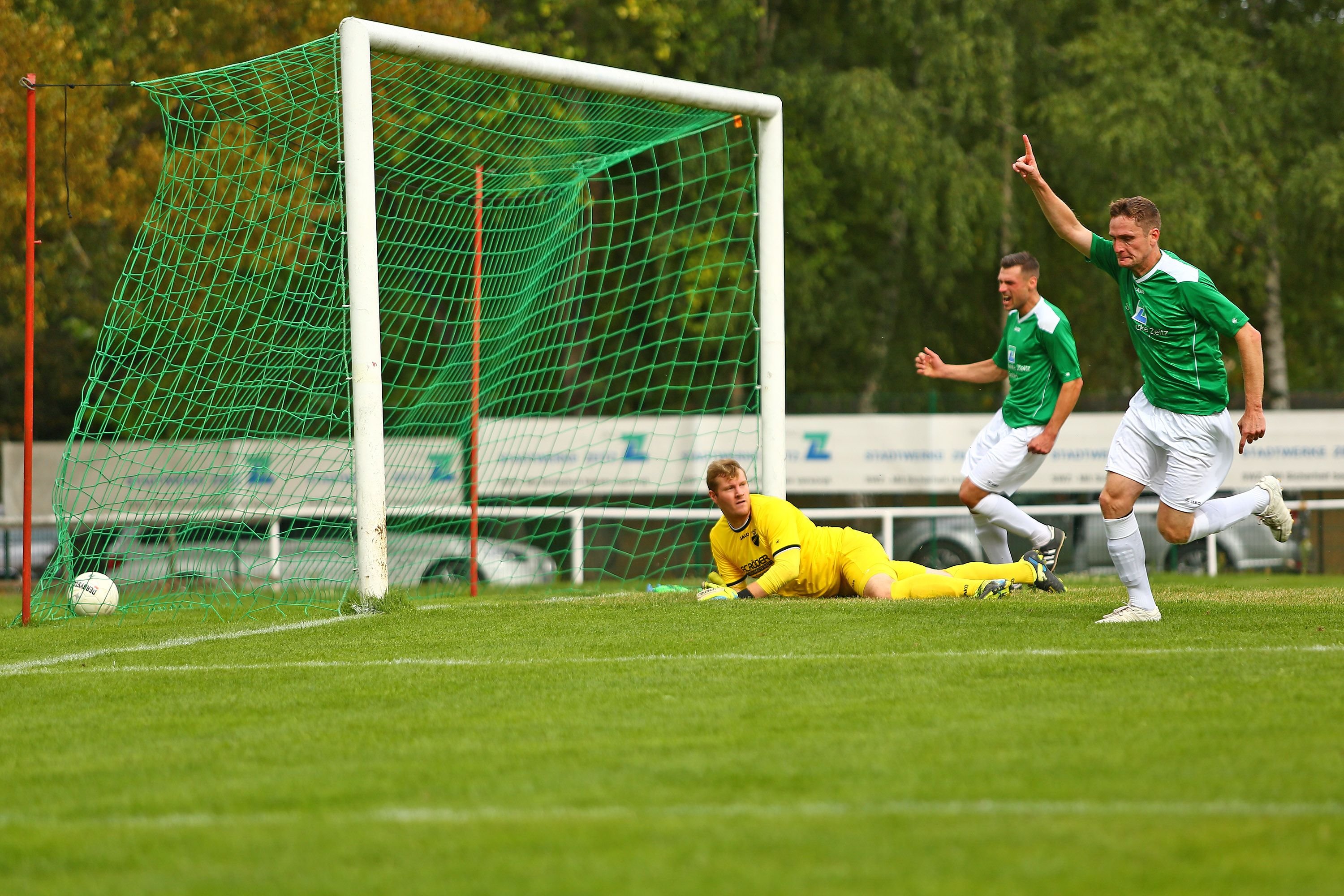 Daniel Ferl und Steven Knechtel nach dem 1:0 von Ferl gegen Torwart Lewinski.