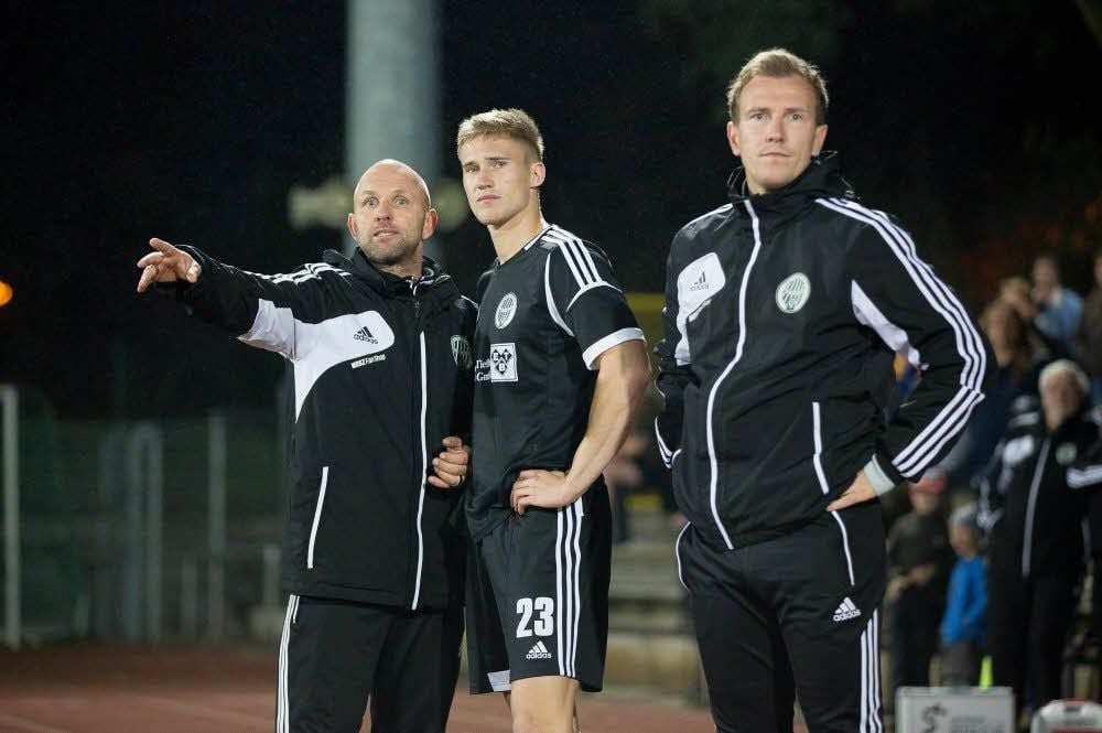 Von Ex-Stürmer zu Stürmer: Union-Coach Mike Sadlo gibt dem 20-jährigen Neuzugang Friedrich Wolf (r.) vor seiner Einwechslung im Spiel gegen Lok Leipzig letzte Tipps.