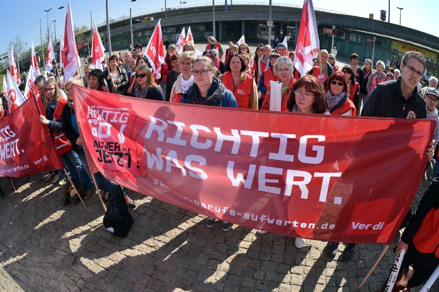 Erzieher und Sozialpädagogen auf einer Kundgebung in Halle/Saale