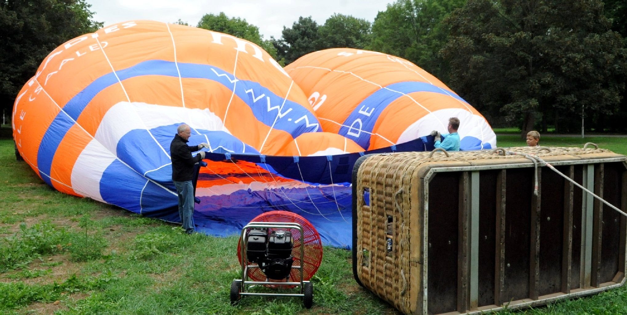 Mit dem Heißluftballon, der ab sofort für das mexikanische Spaßbad „Maya mare“ werben soll, entführte Ballonpilot Tino Richert seine Mitfahrer in den Himmel über Halle.